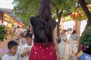 看看这回头率 身高两米的“诺姐”穿马面裙出行是什么体验？